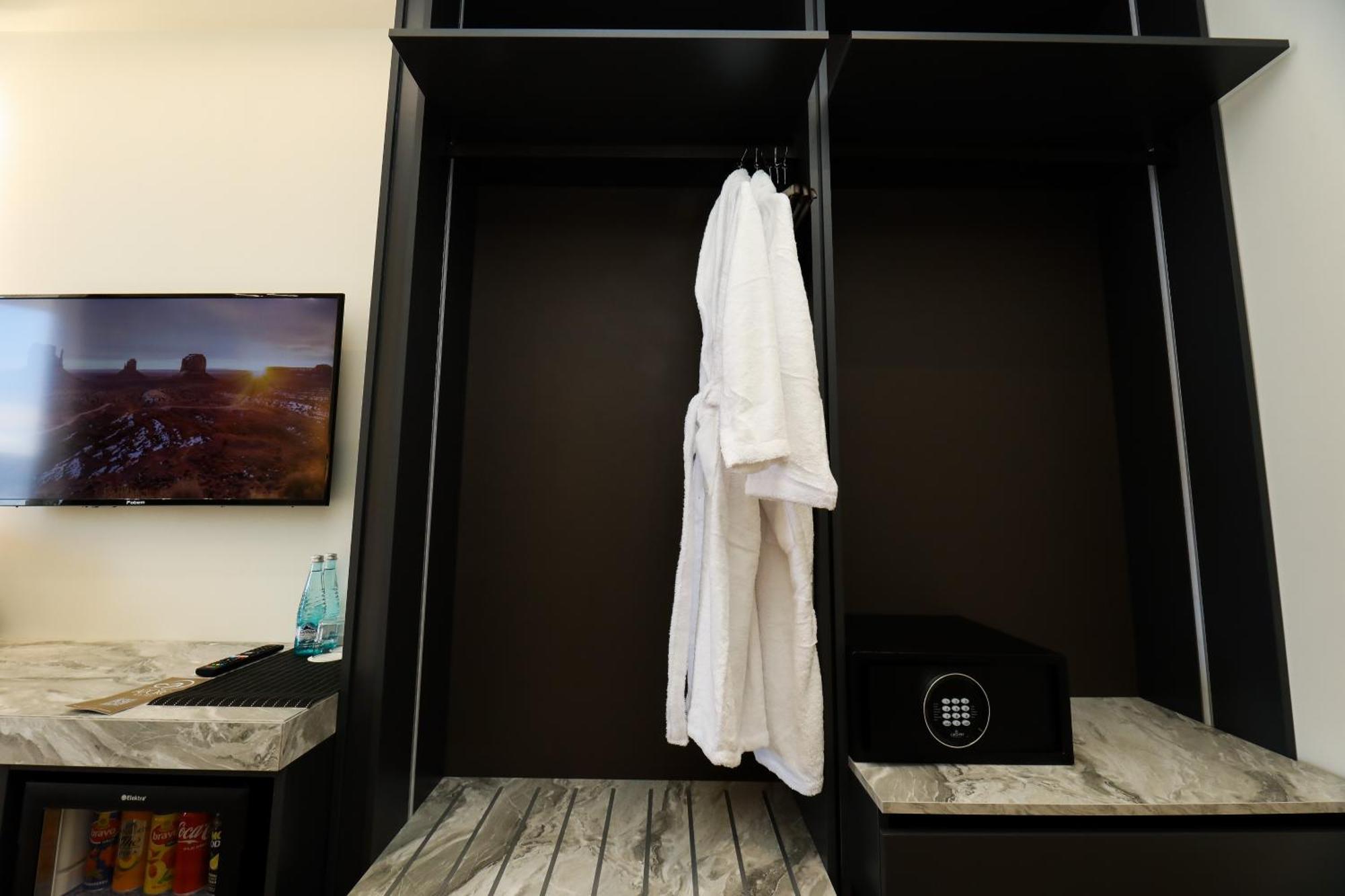 Hotel Adore Vlorë Buitenkant foto