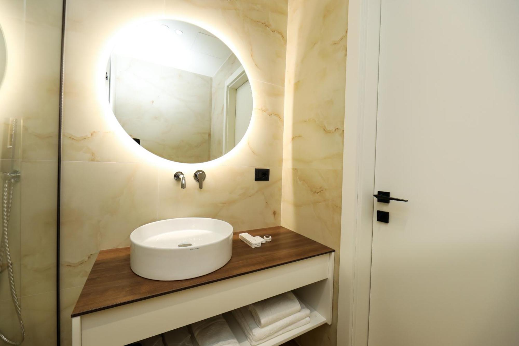 Hotel Adore Vlorë Buitenkant foto