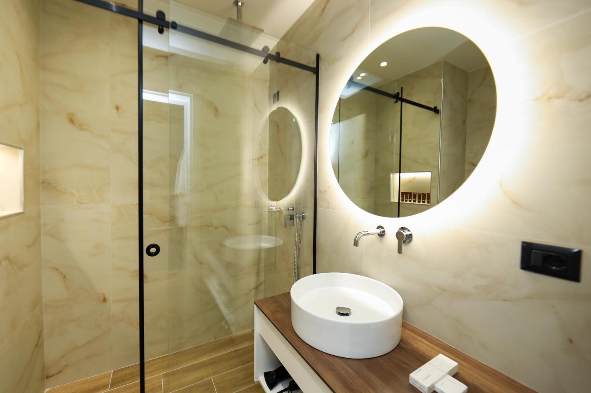 Hotel Adore Vlorë Buitenkant foto